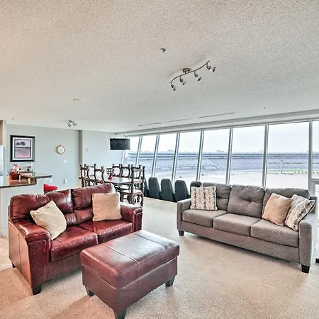 Fort Worth Condo With Racetrack Views And Pool Access